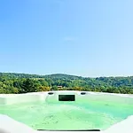 펜션 Luxurious With Jacuzzi In Beskid Mountains
