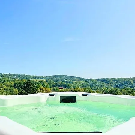Dom wakacyjny Luxurious With Jacuzzi In Beskid Mountains